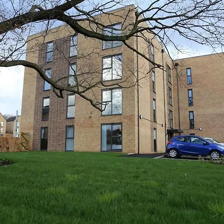 Luxury Ground Floor 2 Bedroom Free Wifi & Parking Apartment